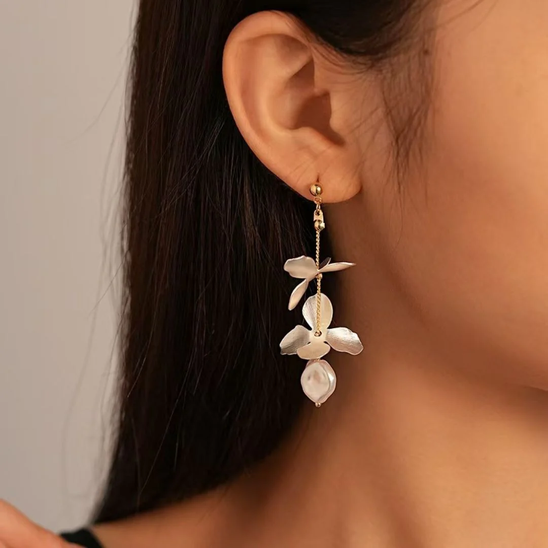 Elegant White Flower Earrings - Image 3