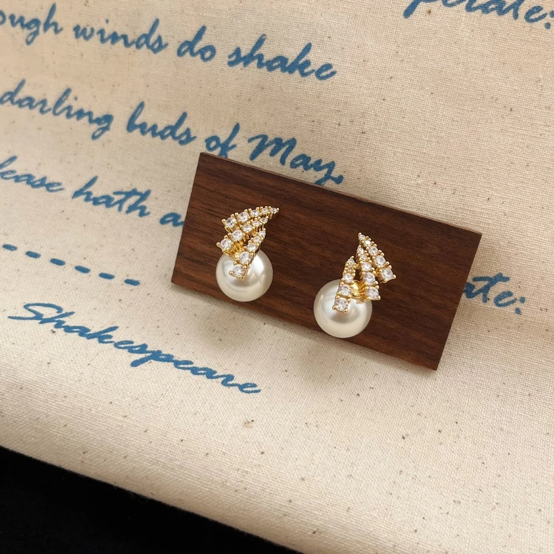 Graceful Glamour Pearls Earrings - Image 3